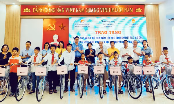 Trao tặng 50 xe đạp cho học sinh khuyết tật, mồ côi ở TP Cẩm Phả