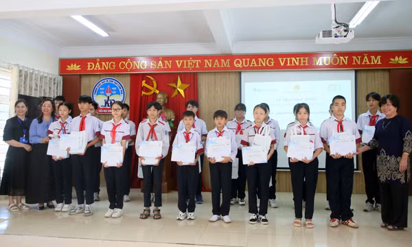 Trao 180 suất học bổng cho học sinh có hoàn cảnh khó khăn TP Cẩm Phả