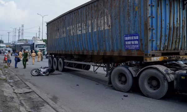 Va chạm với xe đầu kéo, công nhân nhà máy thép tử vong tại chỗ