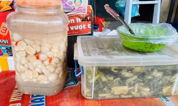 Muối dưa cà trong bình nhựa có hại sức khỏe?