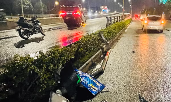 Đồng Nai: Ô tô lật ngửa trên quốc lộ, 2 người hoảng loạn bò ra ngoài