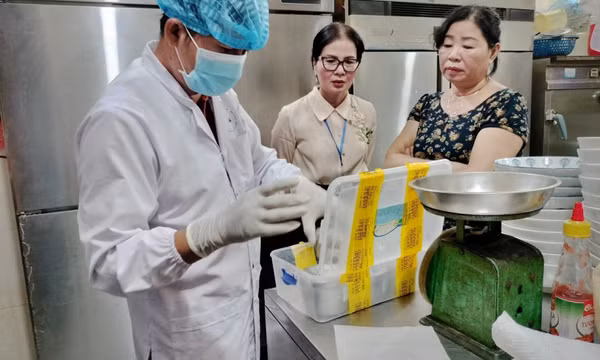 Bánh mì Phượng xin lỗi khách hàng sau khi 141 người bị ngộ độc