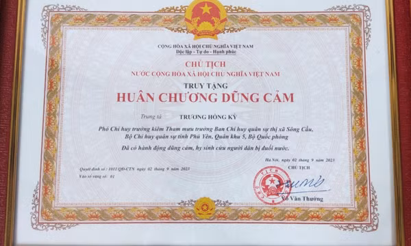 Chủ tịch nước truy tặng Huân chương dũng cảm cho Trung tá Trương Hồng Kỳ 
