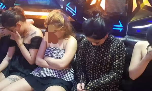 10 cô gái thuê phòng hát karaoke để uống bia và... bày "tiệc ma túy"