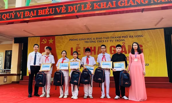 Sacombank trao tặng 35 suất học bổng nhân dịp khai giảng 