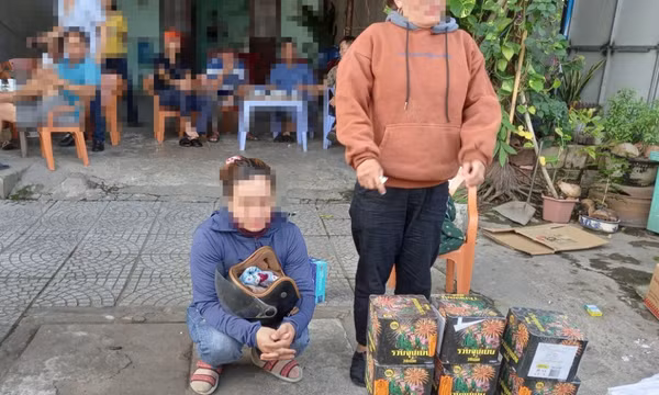 Công an bắt người phụ nữ vận chuyển pháo lậu đi xe biển số giả