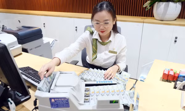 Lãi suất tiền gửi giảm nhanh, lãi suất tiền vay vẫn lẳng lặng tăng