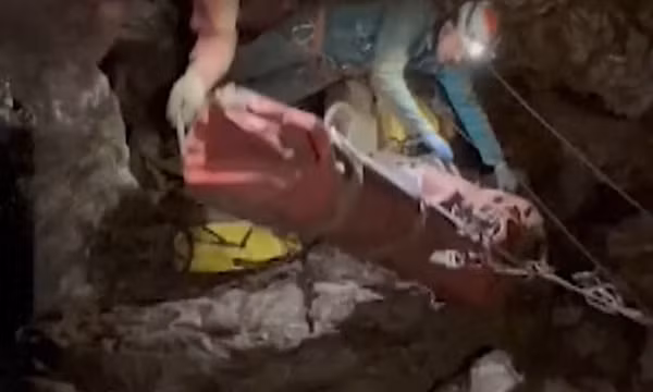 Thổ Nhĩ Kỳ giải cứu thành công nhà thám hiểm Mỹ kẹt dưới hang sâu 1.000m