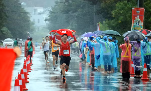 Sôi động Giải VnExpress Marathon Amazing Hạ Long 2023