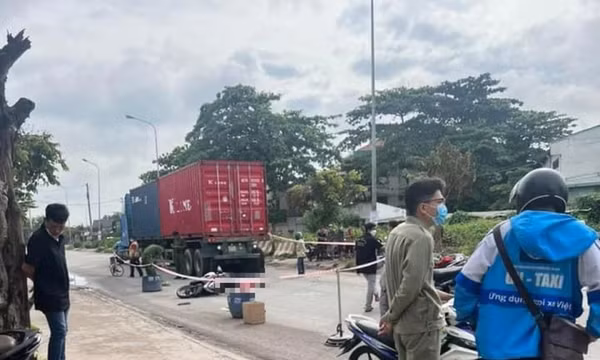 Xe container va chạm xe máy, nữ công nhân tử vong thương tâm