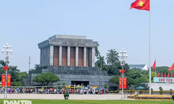 Người dân vượt cả trăm km xếp hàng chờ vào Lăng viếng Chủ tịch Hồ Chí Minh