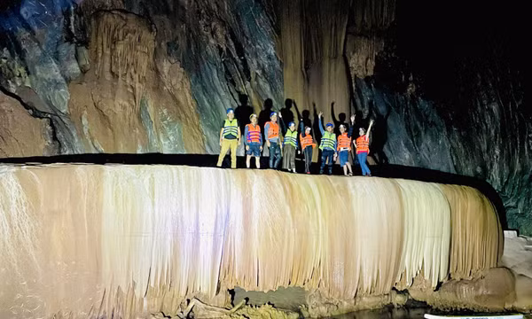 Khối thạch nhũ lạ, như tấm rèm lụa trong hang động mới phát hiện ở Quảng Bình