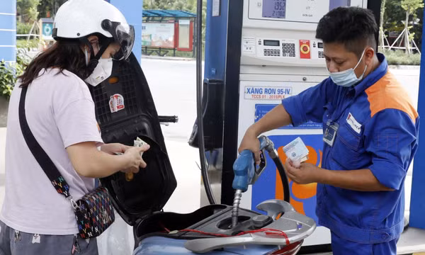 Nghịch lý giá dầu thế giới giảm, giá xăng trong nước tăng 5 lần liên tiếp