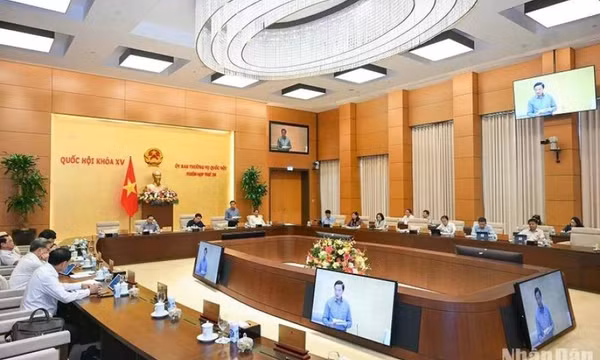 Không quy định Tòa án có quyền hạn ra quyết định khởi tố vụ án hình sự tại phiên tòa