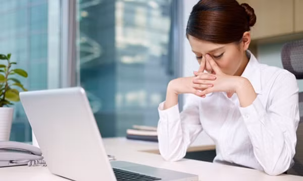 Mỏi mắt khi ngồi máy tính cần phải biết 6 điều sau để tránh nguy hại