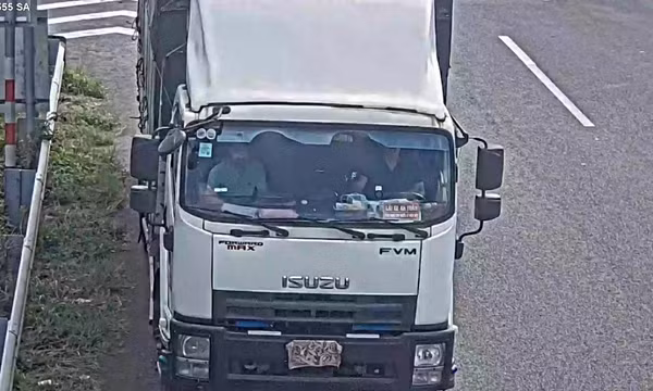 Tài xế che biển số, đi lùi trên cao tốc Long Thành - Dầu Giây