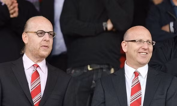 Nhà Glazer trì hoãn việc bán lại Man Utd đến mùa Đông?
