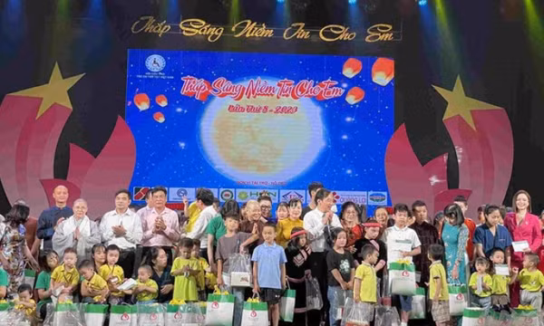 10.000 phần quà cho trẻ em khuyết tật trên cả nước