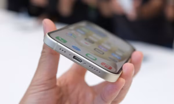 iPhone 15 có thể sạc ngược cho thiết bị khác