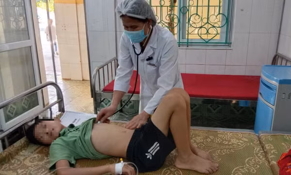 30 học sinh ngộ độc sau khi uống nước ngọt không rõ nguồn gốc