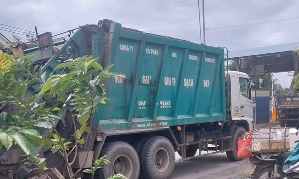 Cha ôm thi thể con 6 tuổi bị xe chở rác tông tử vong bên đường