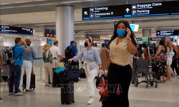 Chủng COVID-19 mới hoành hành: Liệu Mỹ có bắt buộc đeo khẩu trang trở lại?