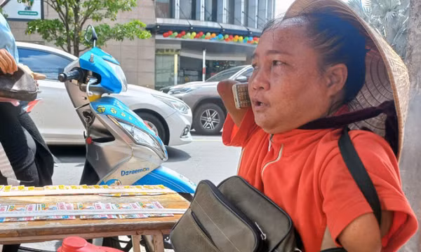 Người bán vé số không tay, không chân khai báo bị khách lừa tráo 840 tờ