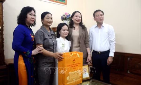 Phó Chủ tịch nước thăm hỏi, động viên cô giáo không tay Lê Thị Thắm
