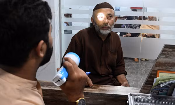 Hơn 56.000 trường học ở Pakistan đóng cửa vì dịch đau mắt đỏ
