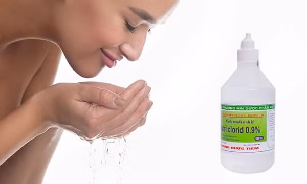 Có nên rửa mặt bằng nước muối sinh lý?