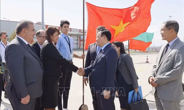 Chủ tịch Quốc hội Vương Đình Huệ thăm thành phố Burgas, Bulgaria