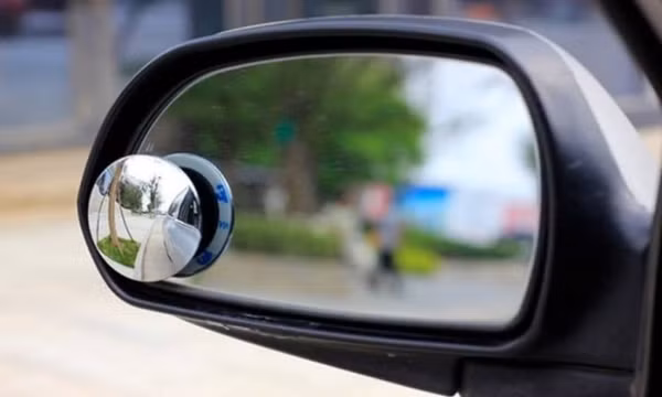 Có nên lắp gương cầu lồi vào kính chiếu hậu ô tô?