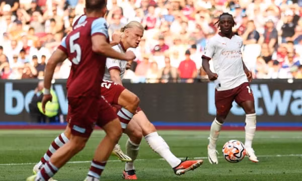 Man City thoát hiểm trên sân West Ham