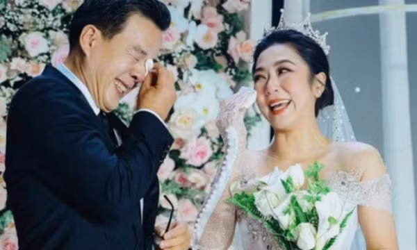 Ca sĩ Hà Thanh Xuân chia tay "vua cá koi" sau 1 năm đám cưới, khẳng định chưa đăng kí kết hôn