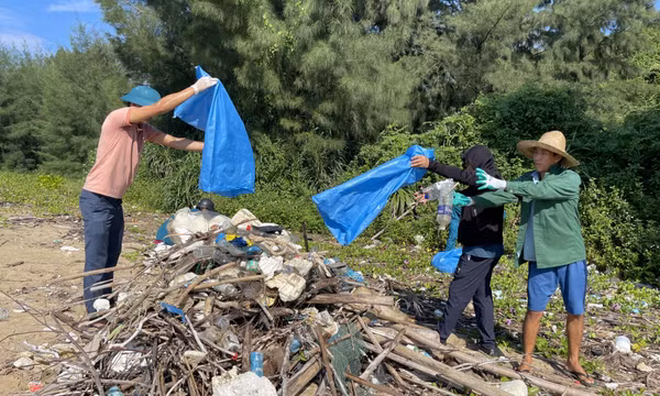 Huyện Hải Hà ra quân làm sạch rác thải, phao xốp trên biển