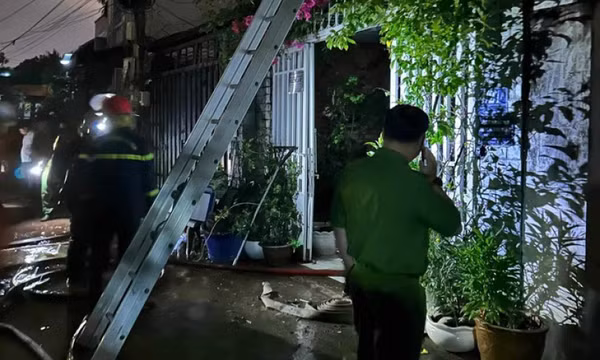 1 người chết trong căn nhà 3 tầng cháy lúc rạng sáng 