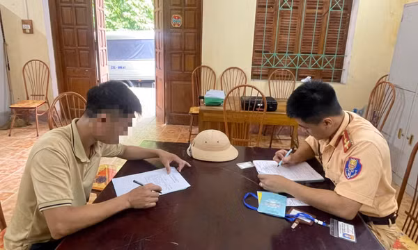 Thầy dạy lái không nhắc học viên nhường đường cho xe ưu tiên