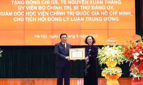 Trao Huy hiệu 40 năm tuổi Đảng tặng Giáo sư, Tiến sĩ Nguyễn Xuân Thắng