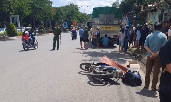 Xe tải lùi tông tử vong người phụ nữ đi xe máy