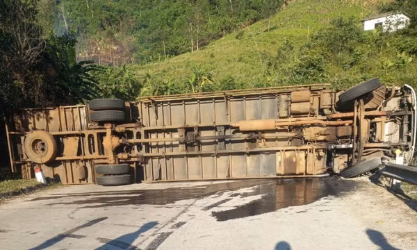Lật xe tải trên đường Hồ Chí Minh, 1 người chết, 2 bị thương nặng