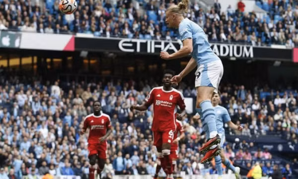 Man City thắng trong thế thiếu người