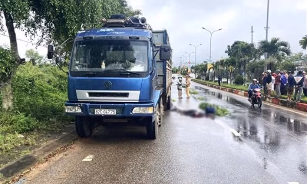 Kon Tum: Xe máy va chạm ôtô tải, hai vợ chồng tử vong tại chỗ