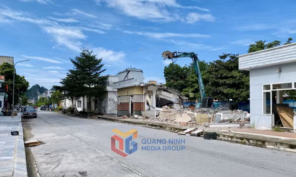 Tháo dỡ công trình vi phạm trên các tuyến mương thuộc phường Hồng Hải (TP Hạ Long)