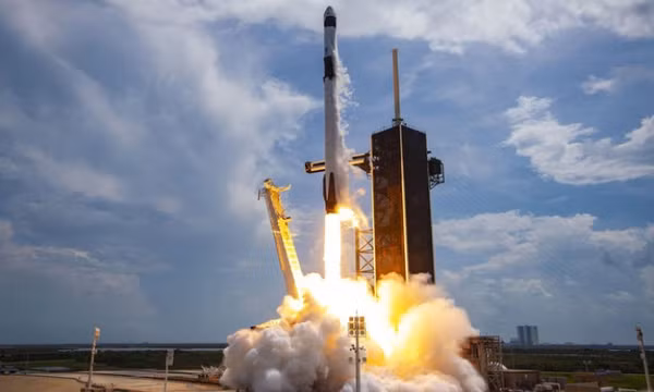 SpaceX phóng 13 vệ tinh quân sự lên quỹ đạo thấp quanh Trái đất