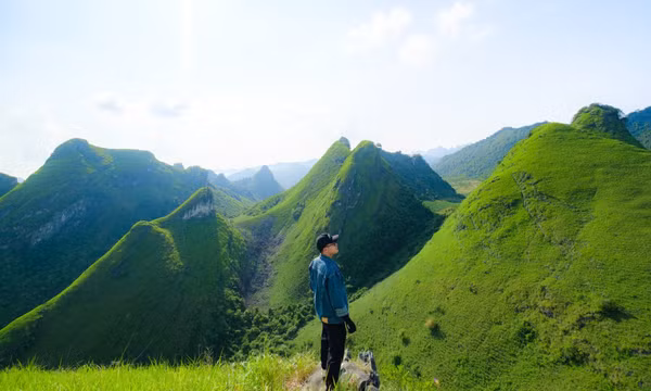Đồi cỏ xanh mướt 'view triệu đô' ở Cao Bằng, khách rủ nhau tới cắm trại, săn mây