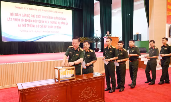 “Tự soi, tự sửa” nâng cao bản lĩnh người cán bộ, chiến sĩ