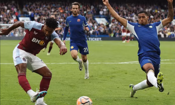 Chelsea thua trong thế thiếu người