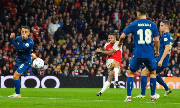 Arsenal thắng đậm ngày trở lại Champions League