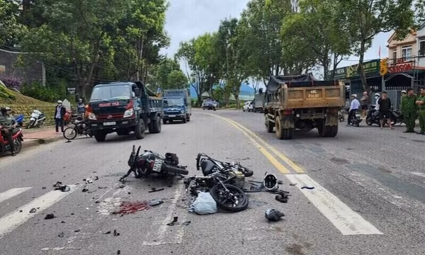 Hai xe máy va chạm mạnh trên đường ở Đà Lạt khiến thanh niên 19 tuổi tử vong
