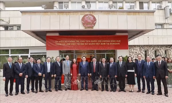 Chủ tịch Quốc hội Vương Đình Huệ gặp mặt một số Đại sứ Việt Nam tại các nước châu Âu